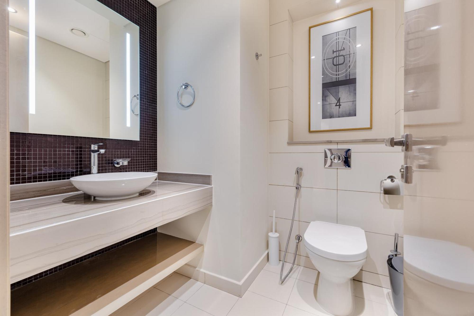 A Living Modern 1br In Paramount Tower -2203d * Dubai
